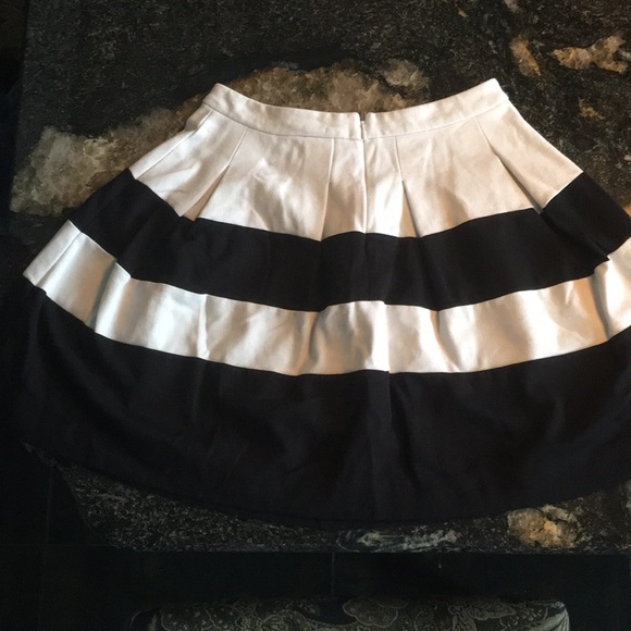 Express Black and White Skirt - Picture 3 of 5